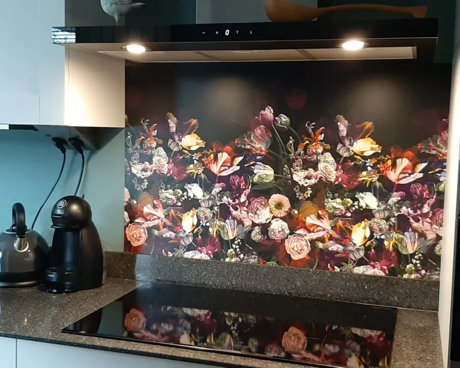 Donkere bloemen spatwand DW7319 met rozen en pioenrozen op zwarte achtergrond in moderne keuken
