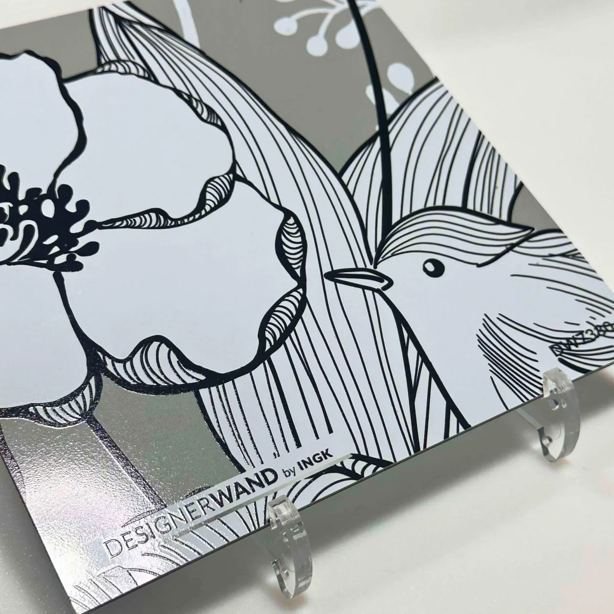 Muster der Blumen mit Vögelchen Küchenrückwand DW7330 mit schwarz-weißer Strichzeichnung auf sanftgrauem Hintergrund