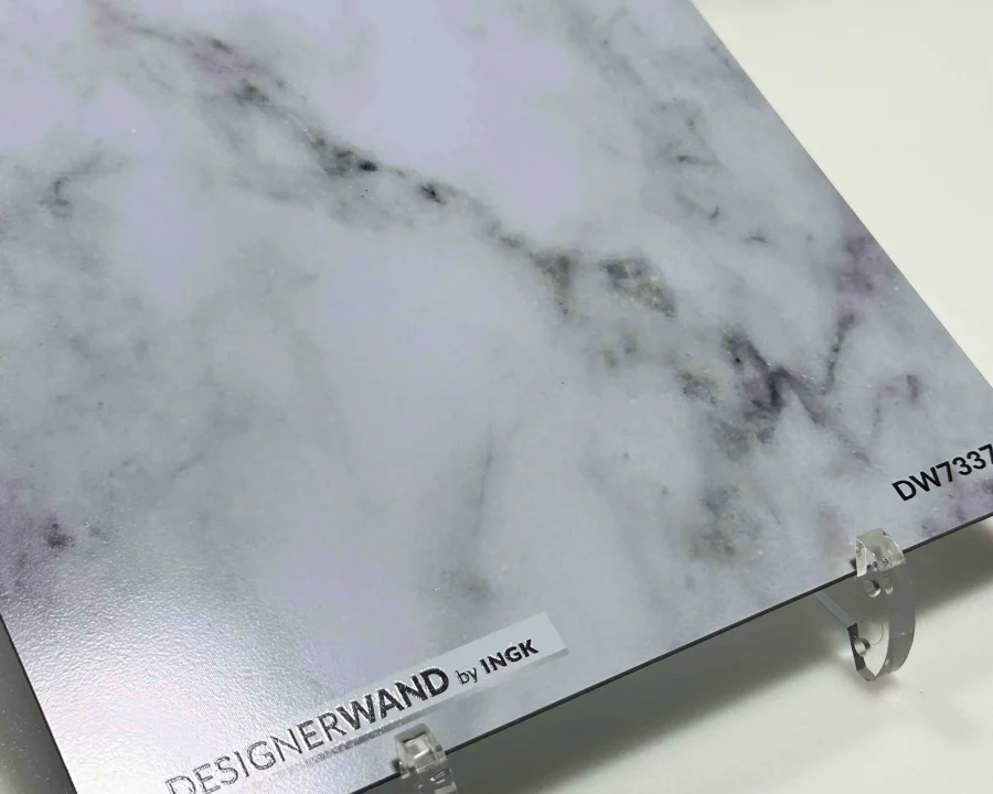 Muster der Marmoroptik Küchenrückwand DW7337 mit klassischer Carrara-Maserung auf weißer Oberfläche