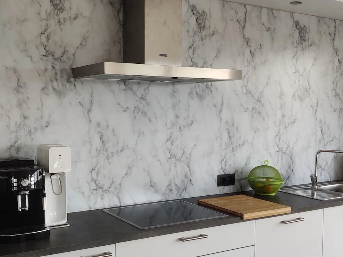 White marble look backsplash DW7337 with Carrara-style veining in kitchen with dark countertop and extractor hood