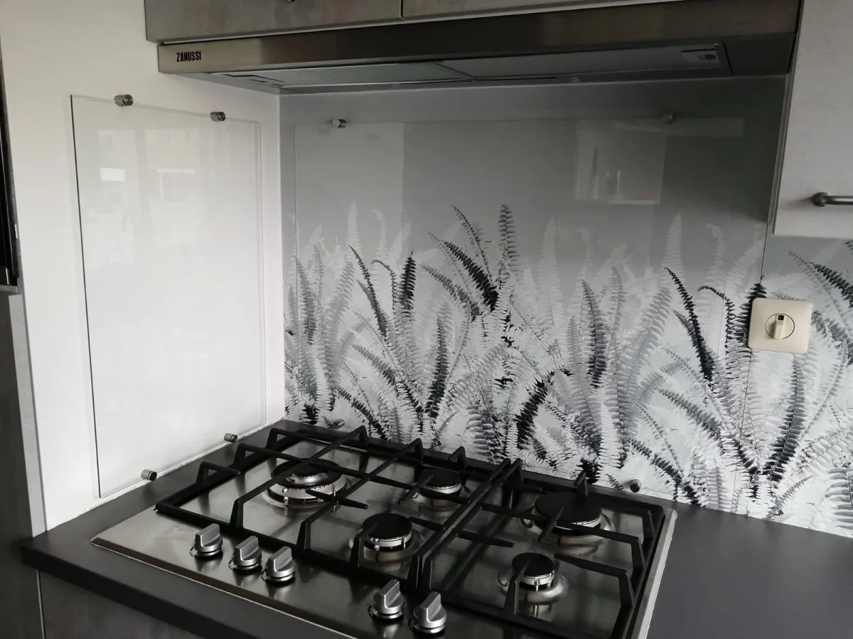 Crédence Fougères DW7339 avec feuilles de fougère noir et blanc sur fond clair derrière plaque de cuisson au gaz
