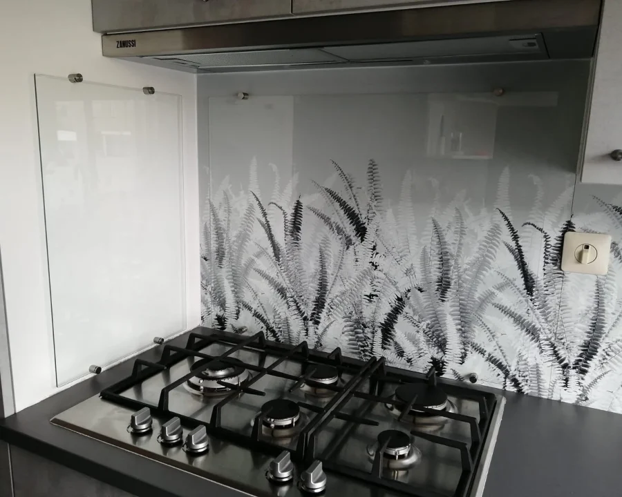 Varens spatwand DW7339 met zwart-witte varensbladeren op lichte achtergrond achter gaskookplaat