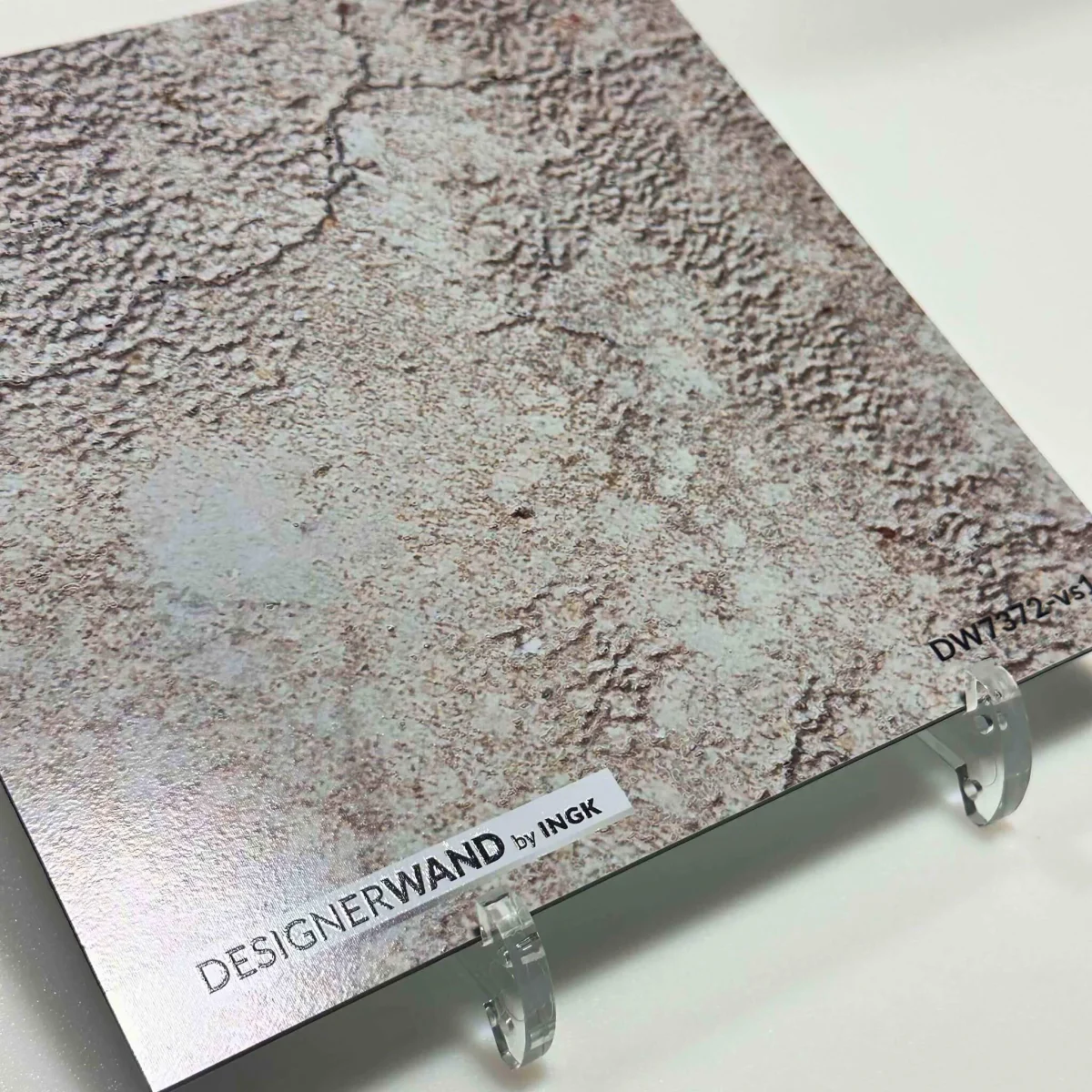 Staal 20x20 cm van DW7372 spatwand met gladde lichtgrijze beton ciré-look en craquelé-textuur