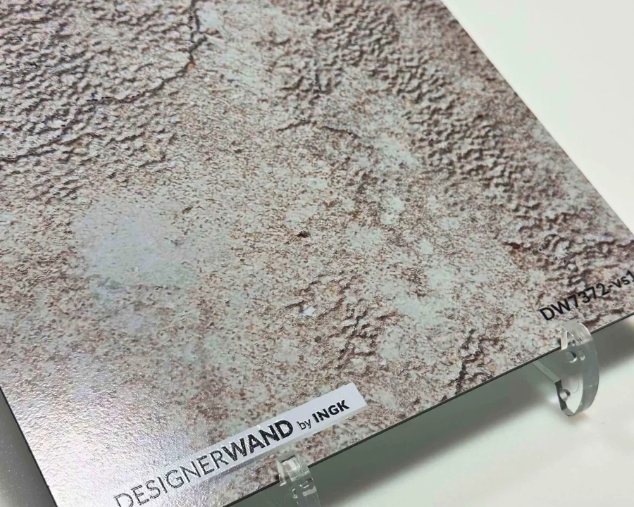 20x20 cm Muster der DW7372 Küchenrückwand mit glatter hellgrauer Beton-Ciré-Optik und Craquelé-Textur