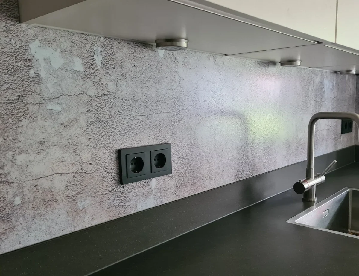 Beton ciré spatwand DW7372 in lichtgrijs met gepleisterde textuur in moderne keuken