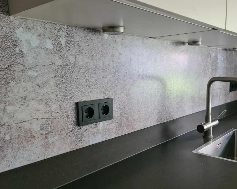 Beton ciré spatwand DW7372 in lichtgrijs met gepleisterde textuur in moderne keuken