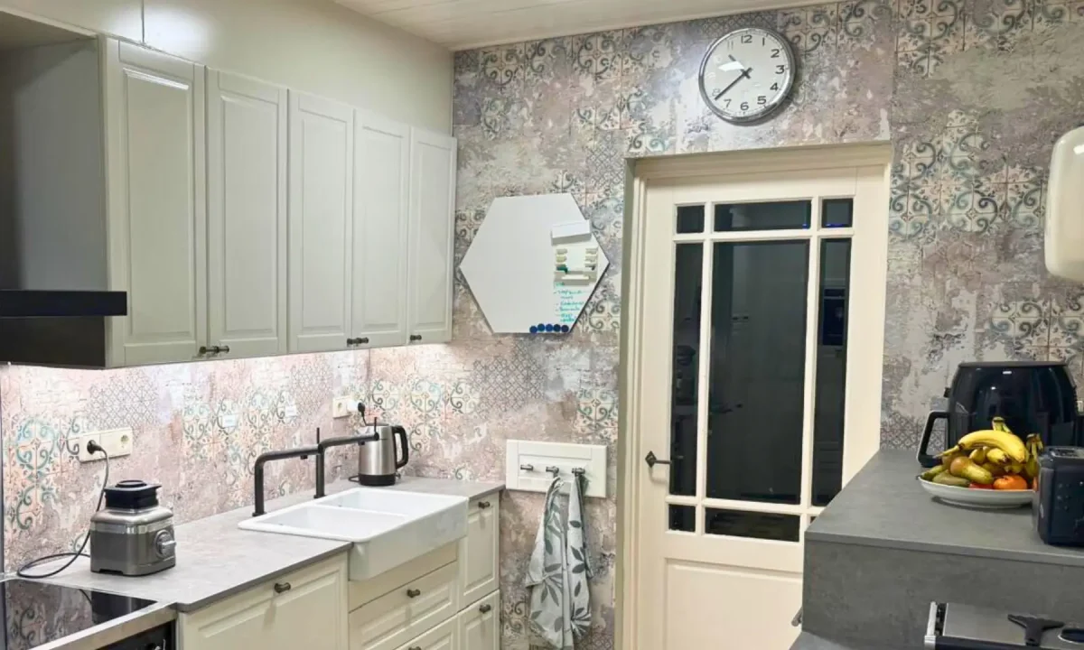 Spatwand ontwerp DW7374 gebruikt om de hele muur van de keuken te bedekken. Geen plekje is leeg gelaten. Overal zit een spatwand en het staat prachtig.