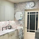 Spatwand ontwerp DW7374 gebruikt om de hele muur van de keuken te bedekken. Geen plekje is leeg gelaten. Overal zit een spatwand en het staat prachtig.