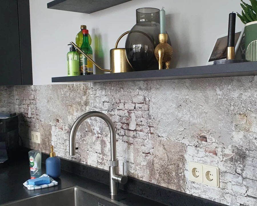 Verweerde bakstenen muur met afgebladderd pleisterwerk spatwand DW7375 in keuken