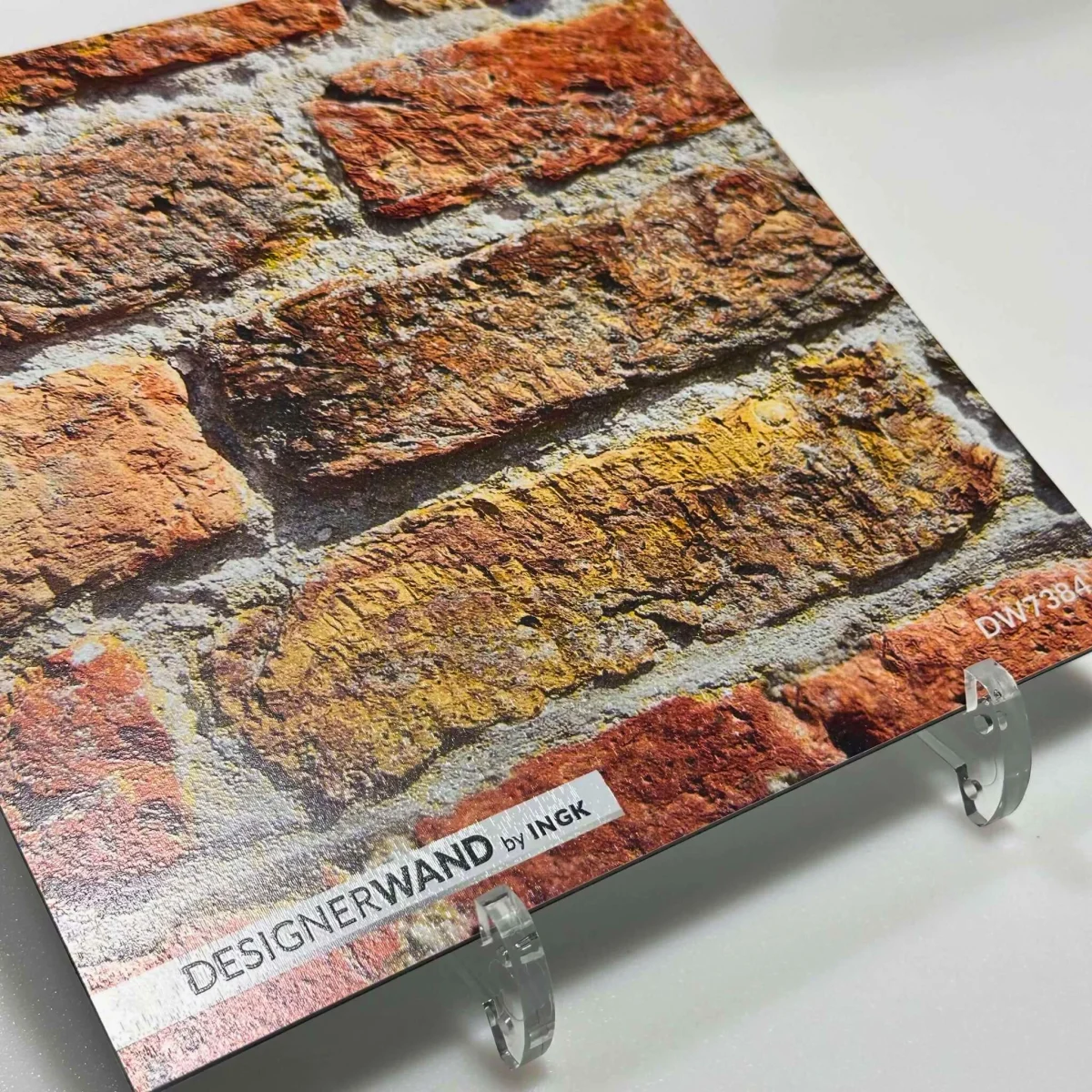 Staal van DW7384 spatwand met warme roodbruine bakstenen en zandkleurige voegen