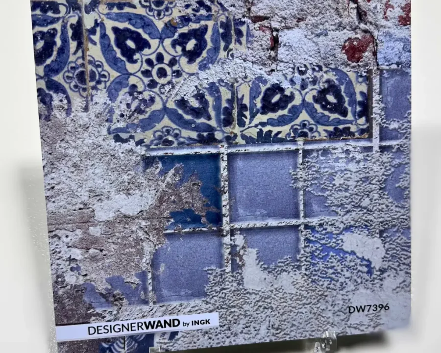 Muster der DW7396 Küchenrückwand mit verwitterten Backsteinen, Beton und blauen Zierfliesen