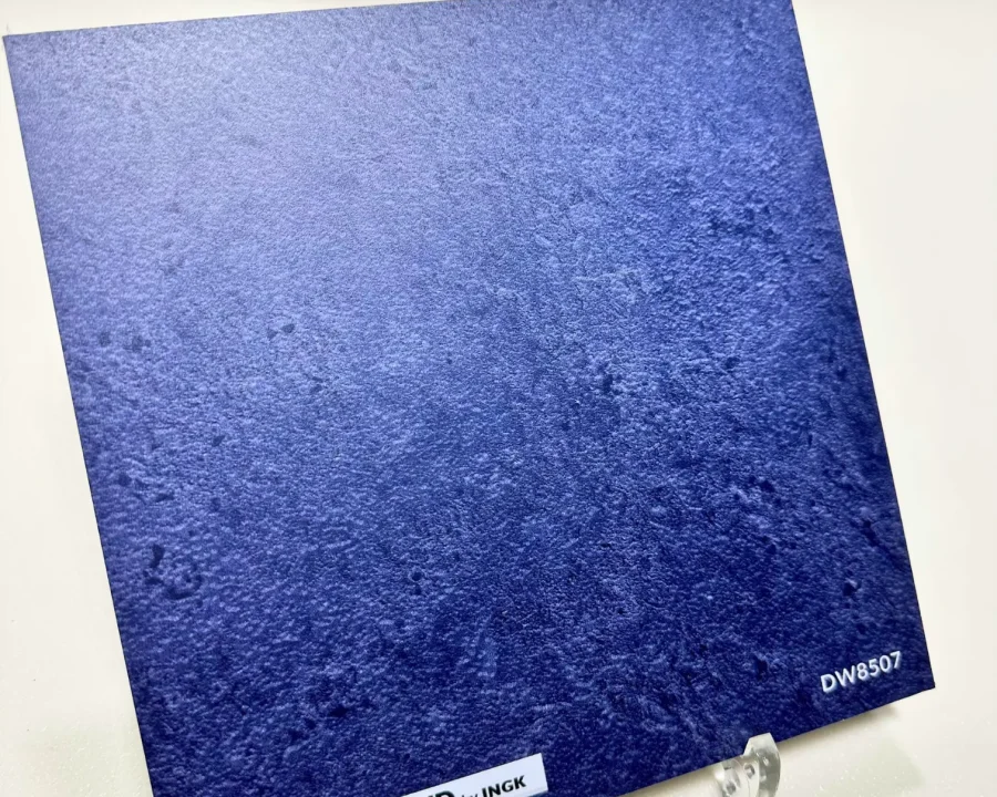 Muster Ombre Blue DW8507 Küchenrückwand in tiefem Dunkelblau mit Beton-Look-Textur