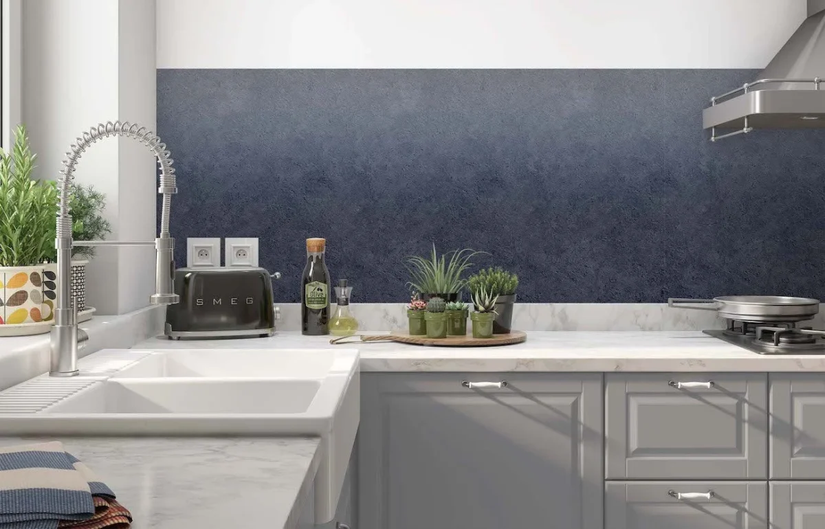 Ombre Blue Küchenrückwand DW8507 in tiefem Dunkelblau mit betonartigem Ombre-Verlauf in moderner Küche