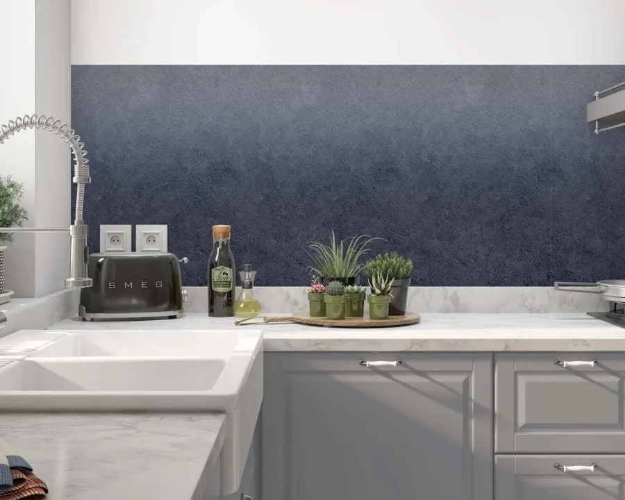 Ombre Blue Küchenrückwand DW8507 in tiefem Dunkelblau mit betonartigem Ombre-Verlauf in moderner Küche