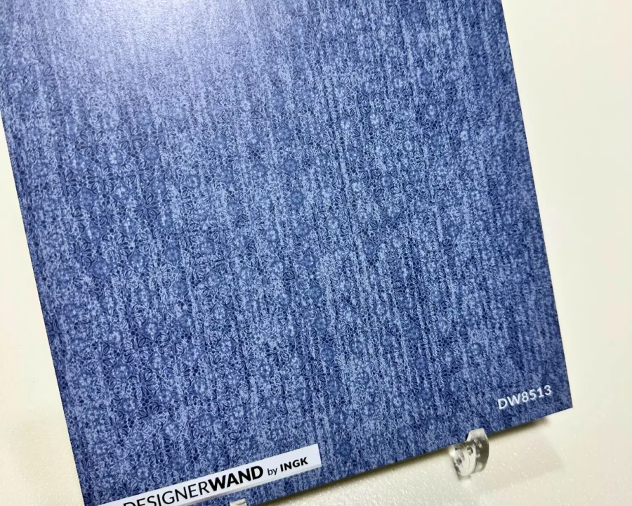 Muster der denimblauen Texture Blue Küchenrückwand mit feiner Textilstruktur.