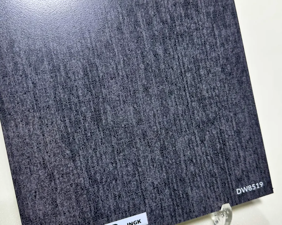 Muster der tief anthrazitgrauen Texture Anthra Küchenrückwand mit vertikaler Textilstruktur.
