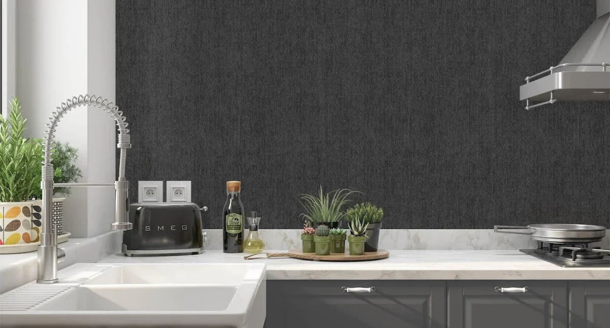 Texture Anthra Küchenrückwand DW8519 in tiefem Anthrazitgrau mit vertikaler Textilstruktur in einer modernen Küche