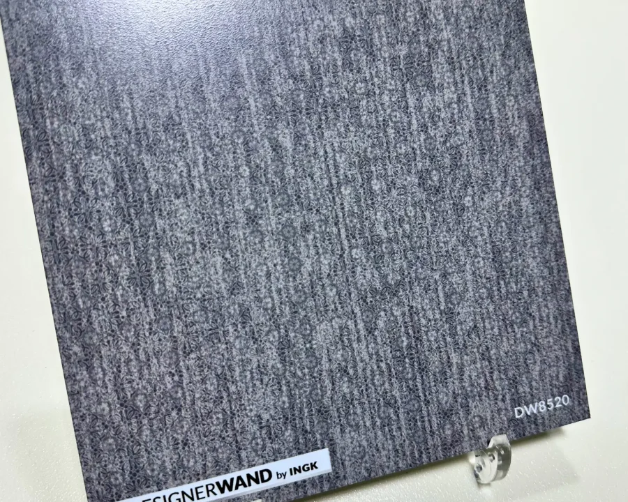 Muster der neutral mittelgrauen Texture Gray Küchenrückwand mit vertikaler Textilstruktur.