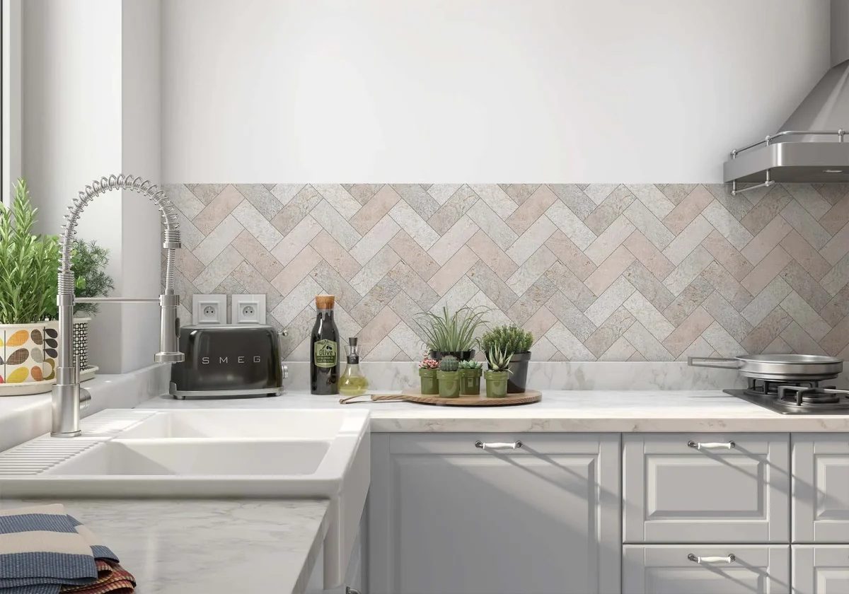 Beige Fischgrät Herringbone Fliesenoptik Küchenrückwand DW8531 in heller Küche mit weißer Arbeitsplatte und SMEG Toaster
