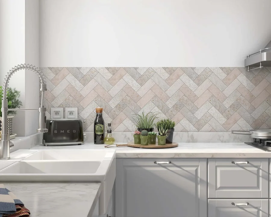 Beige Fischgrät Herringbone Fliesenoptik Küchenrückwand DW8531 in heller Küche mit weißer Arbeitsplatte und SMEG Toaster
