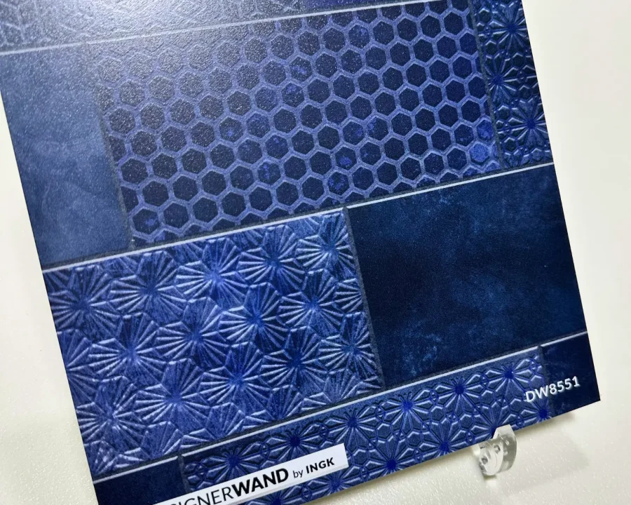 Muster Tiless Pattern Dunkelblau DW8551 mit Navy und petrolblauen Metrofliesen und geometrischen Motiven