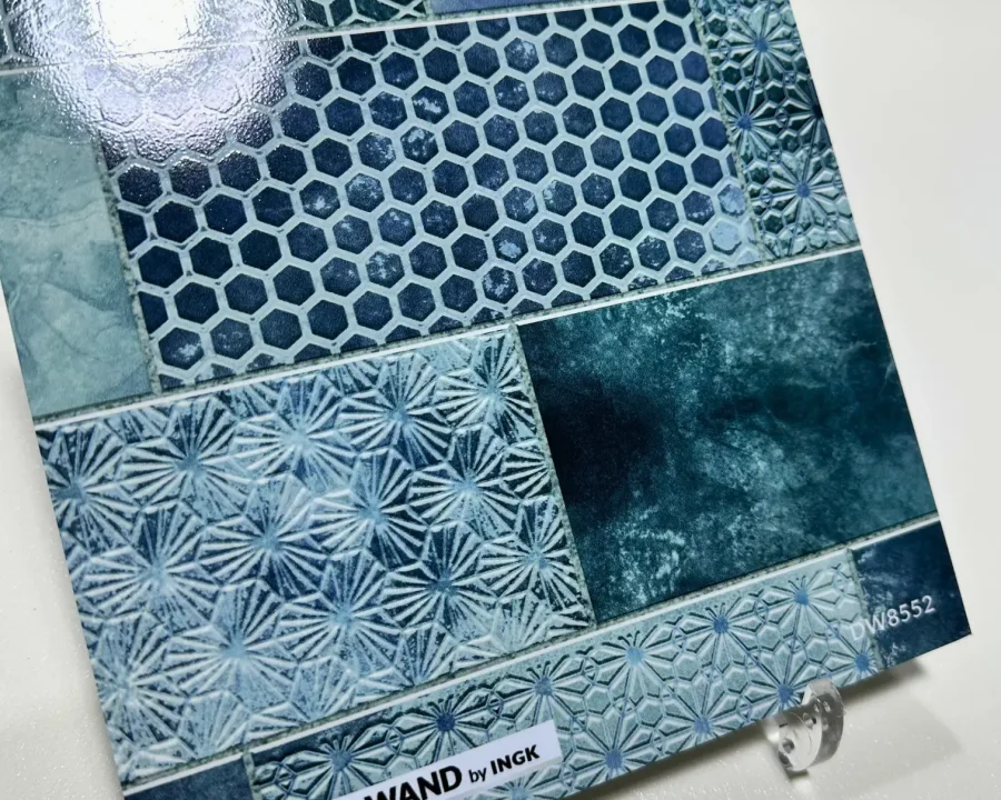 Muster Tiless Pattern Petrolgrün DW8552 mit petrolgrünen Metrofliesen und geometrischen Motiven