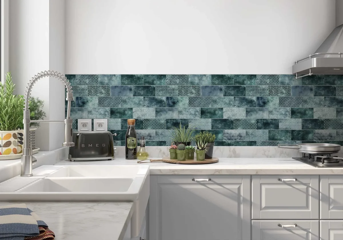 Crédence motifs carrelage vert pétrole DW8552 avec designs géométriques dans une cuisine blanche moderne