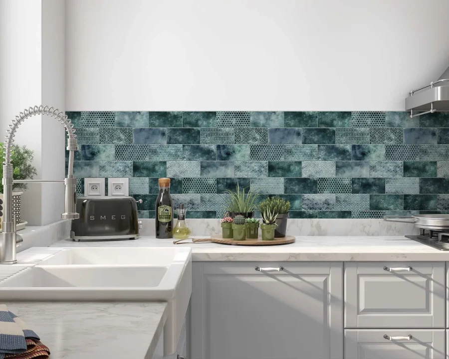 Petrolgroene patroontegel spatwand DW8552 met geometrische designs in moderne witte keuken
