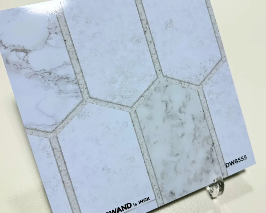 Muster der Diamant Marmor Küchenrückwand DW8555 mit weißem Marmor und diamantförmigem Fliesenmuster.