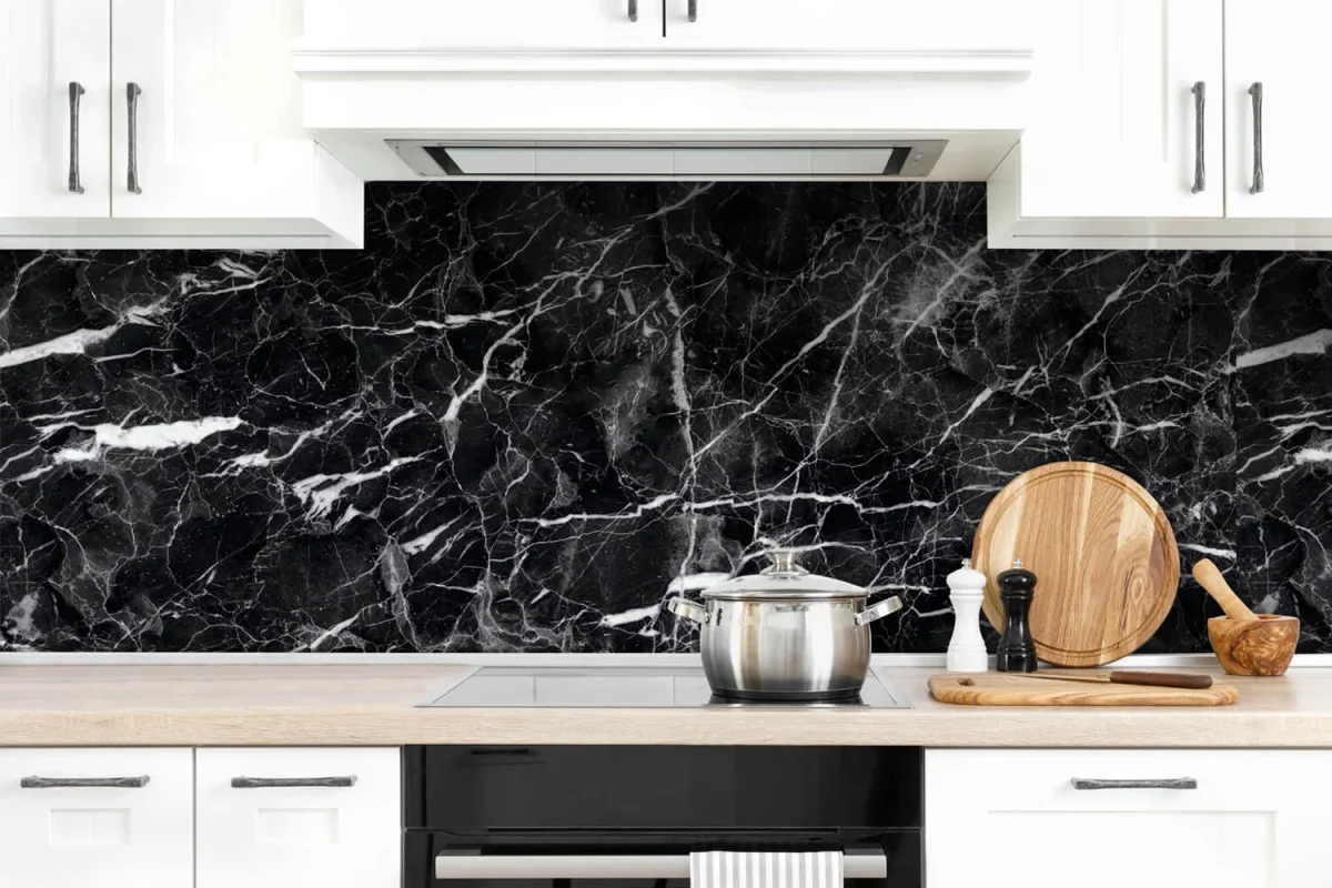 Crédence Marbre Black DW8605 avec aspect marbre noir profond et veines blanches dans une cuisine blanche