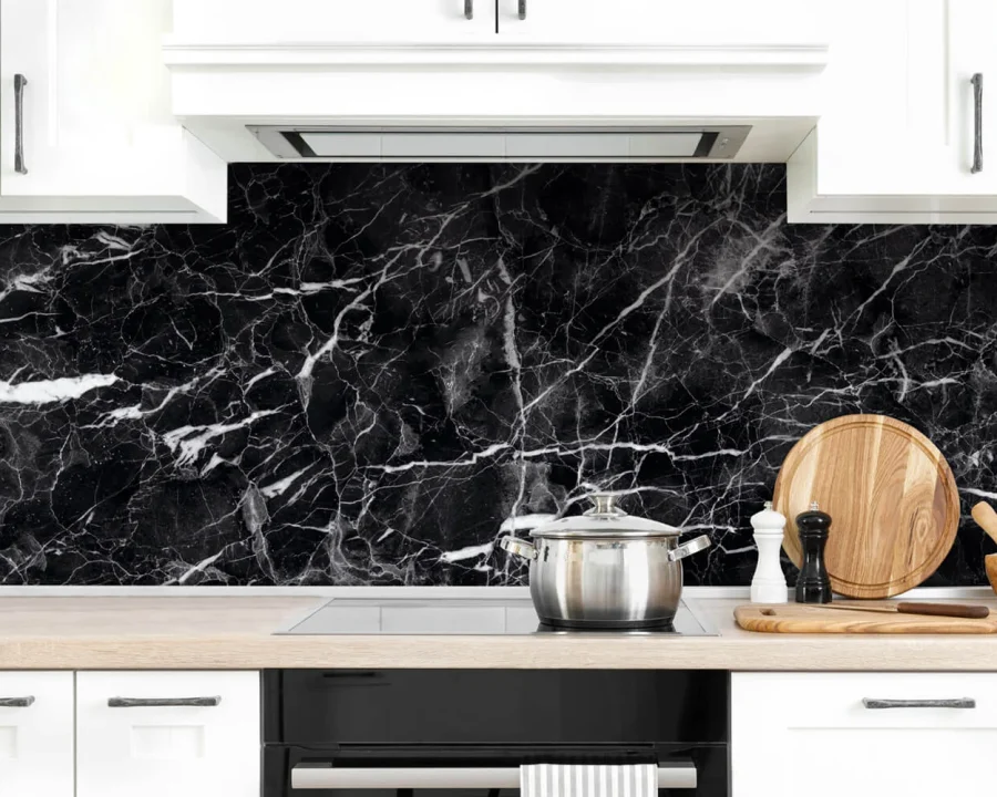 Marmor Black Küchenrückwand DW8605 mit tiefem schwarzem Marmor-Look und weißen Adern in einer weißen Küche
