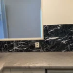 DW8605 Donker Marmer Spatwand bij een klant in de Keuken