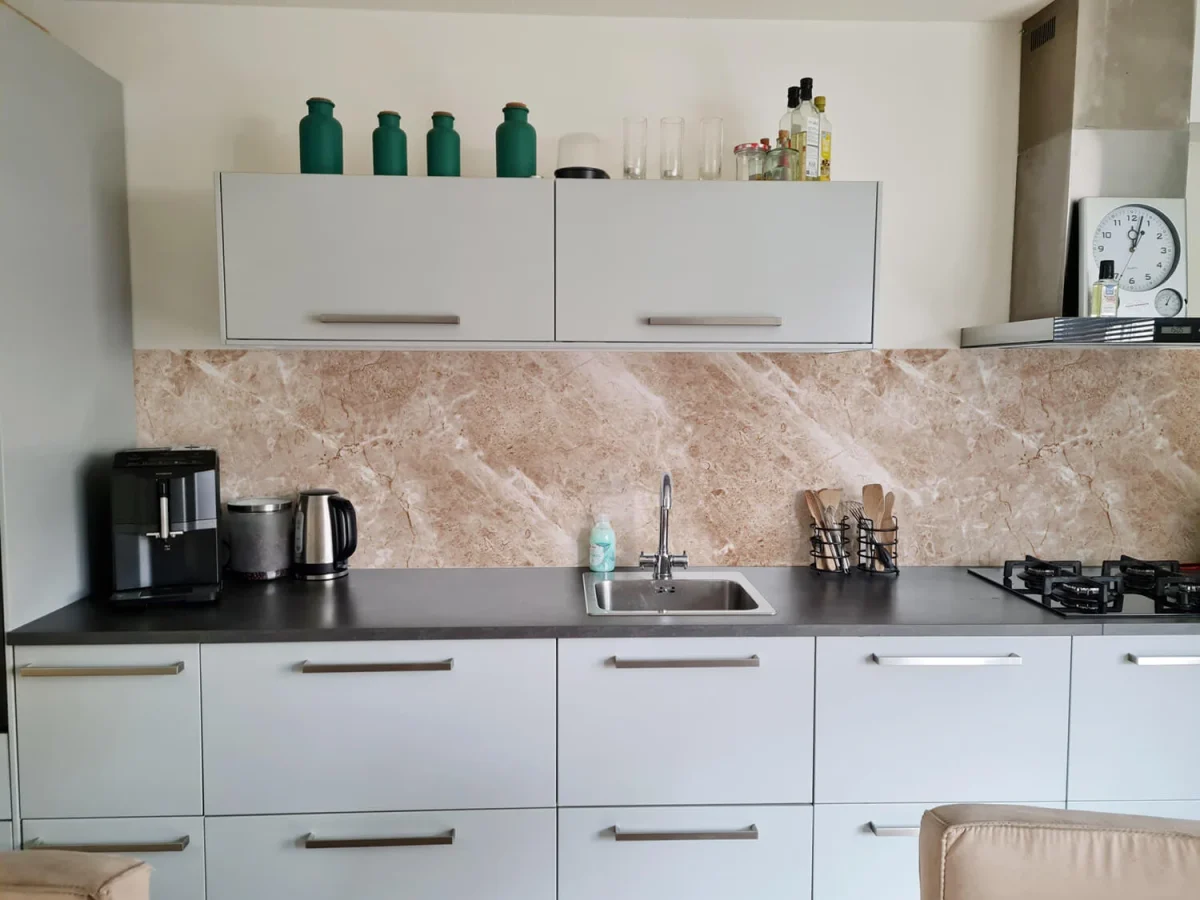Zandkleurige marmer spatwand DW8610 voor keuken achterwand