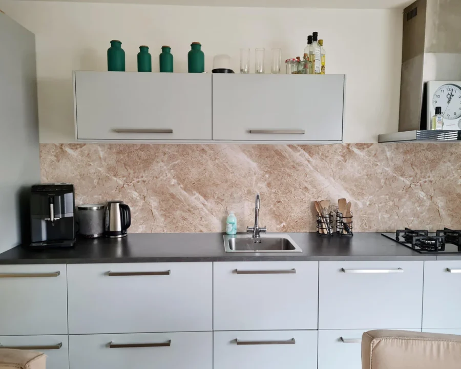 Zandkleurige marmer spatwand DW8610 voor keuken achterwand