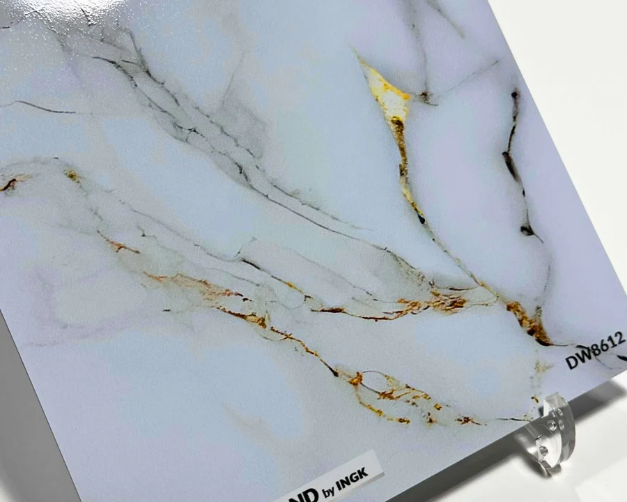 Muster der Küchenrückwand DW8612 Clean Marmor mit goldenen Adern auf weißem Marmor