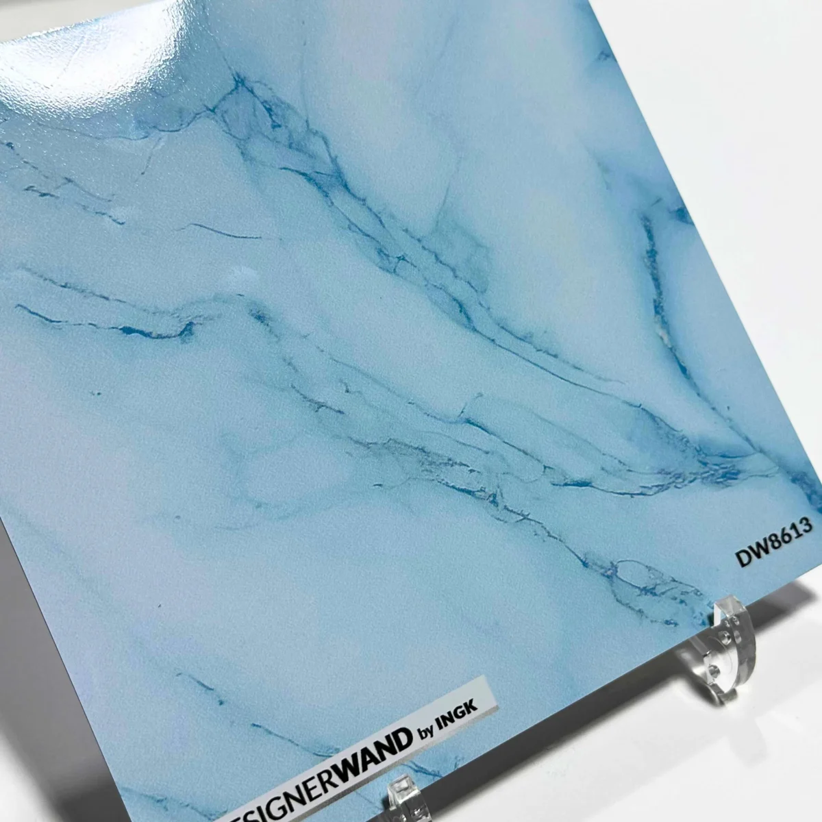 Staal van spatwand DW8613 Clean Marmer Blauw met zachte blauwtinten en aders