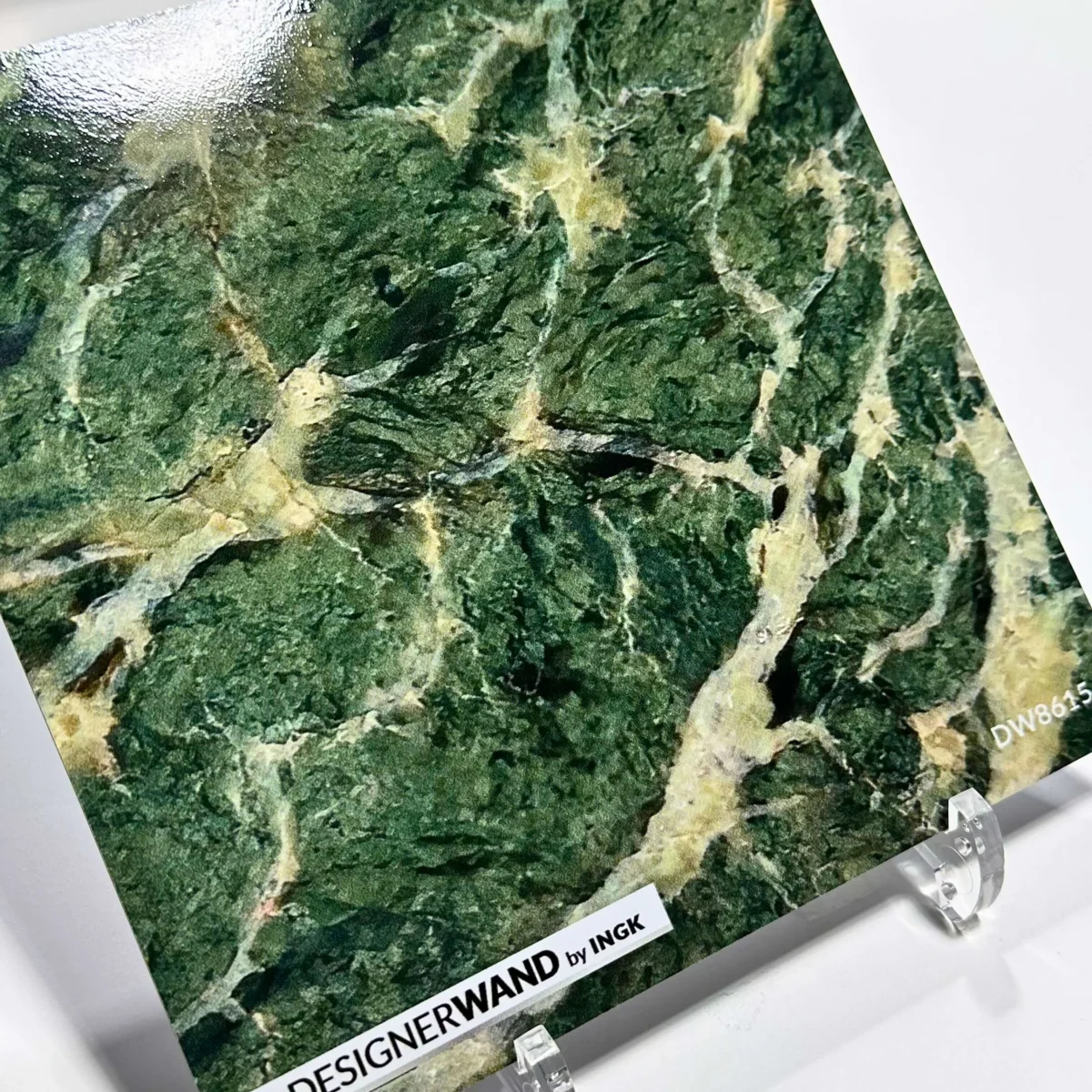 Staal van spatwand DW8615 Groen Marmer met diepe groene marmertinten en aders