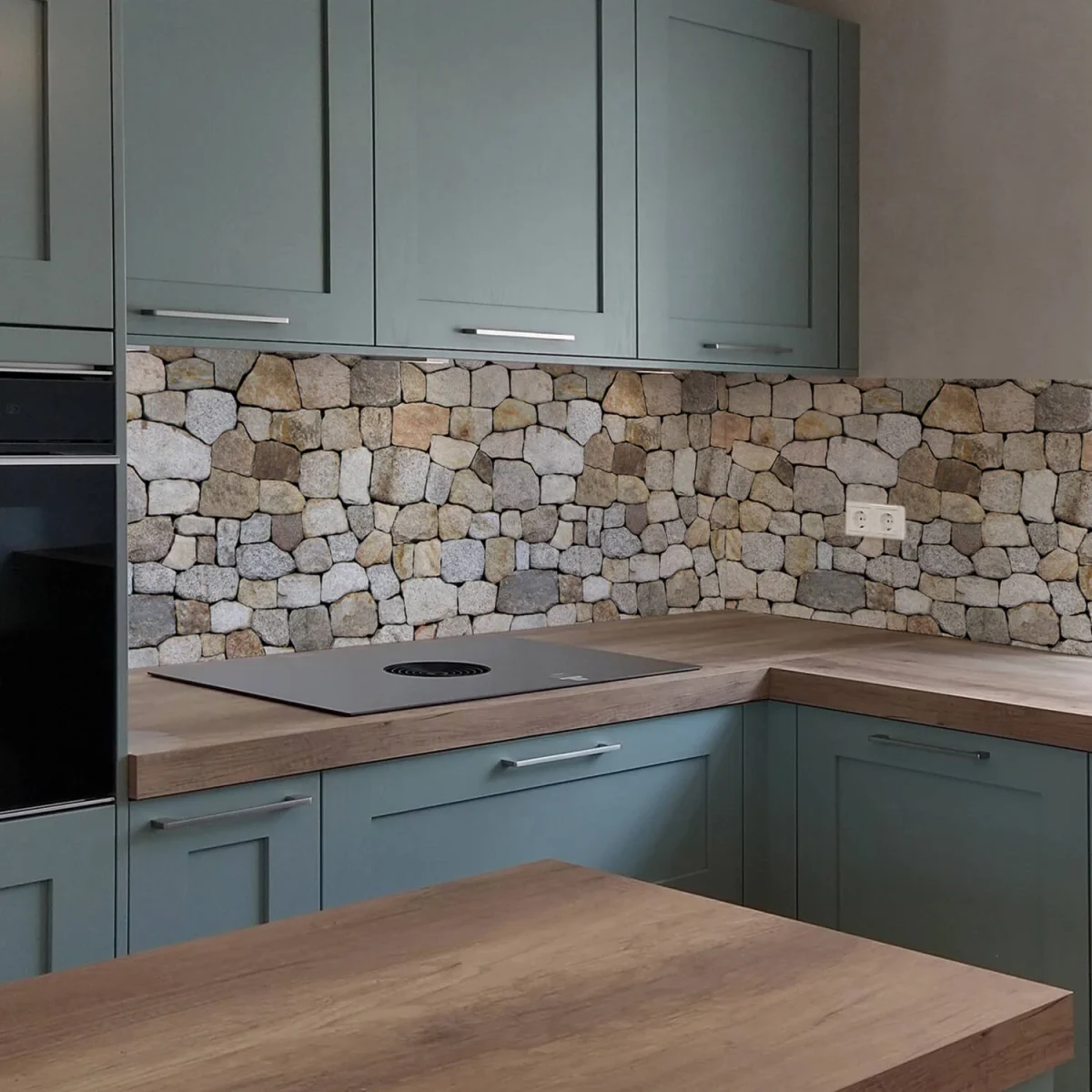 Natuurstenen muur spatwand DW8620 met breukstenen in warme aardtinten in groene keuken met houten werkblad