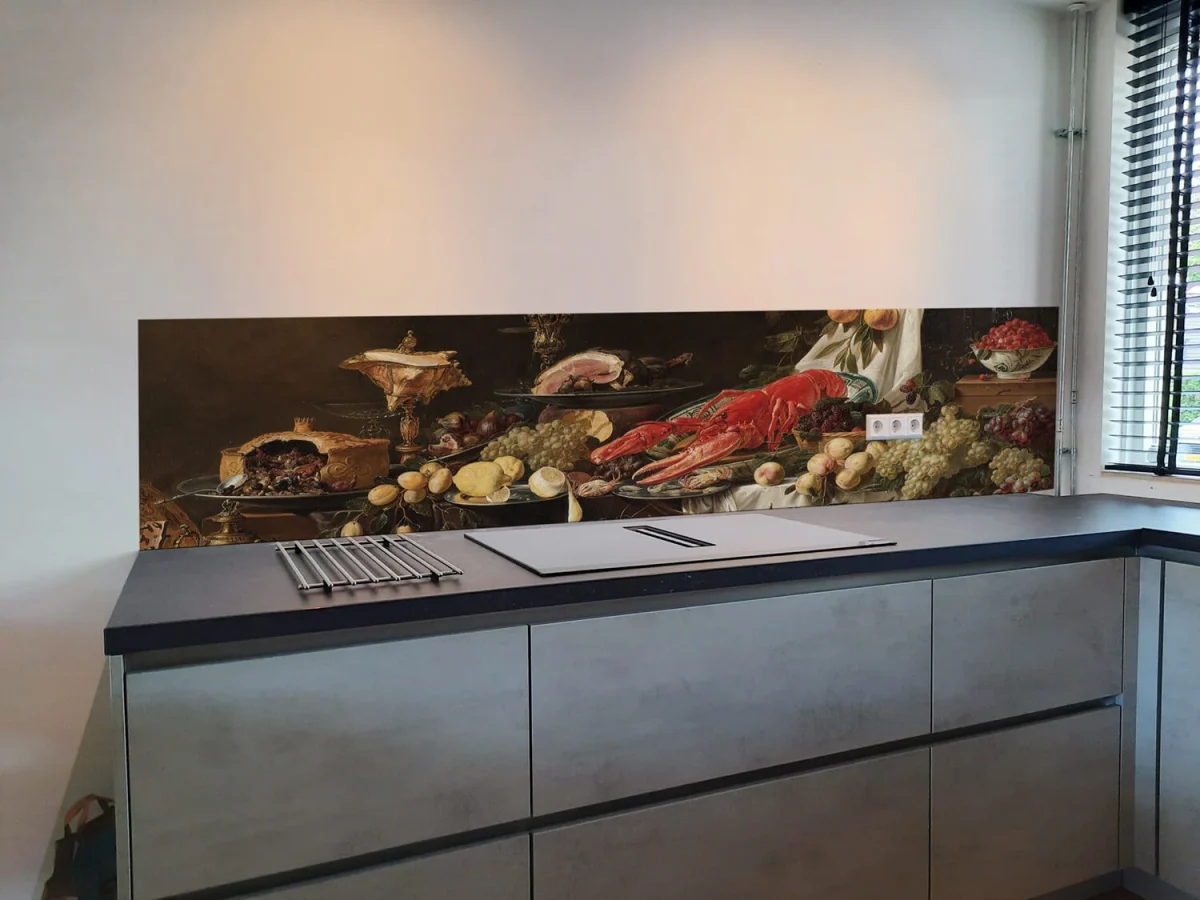 Crédence nature morte Rijksmuseum DW8621 avec homard, fruits et plats en argent dans cuisine moderne avec façades effet béton
