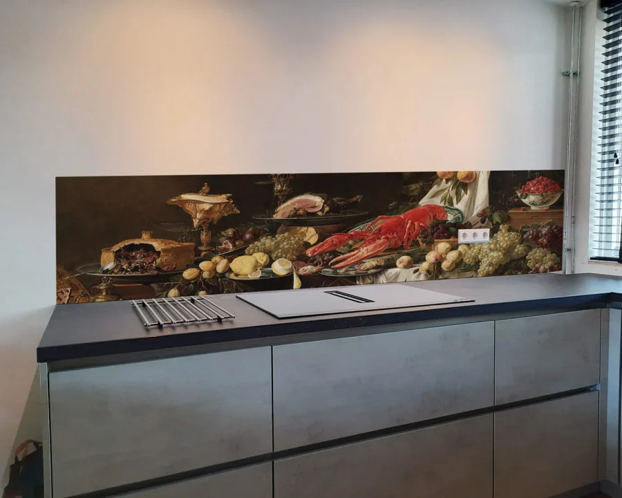 Rijksmuseum stilleven spatwand DW8621 met kreeft, fruit en zilveren schalen in moderne keuken met betonlook fronten