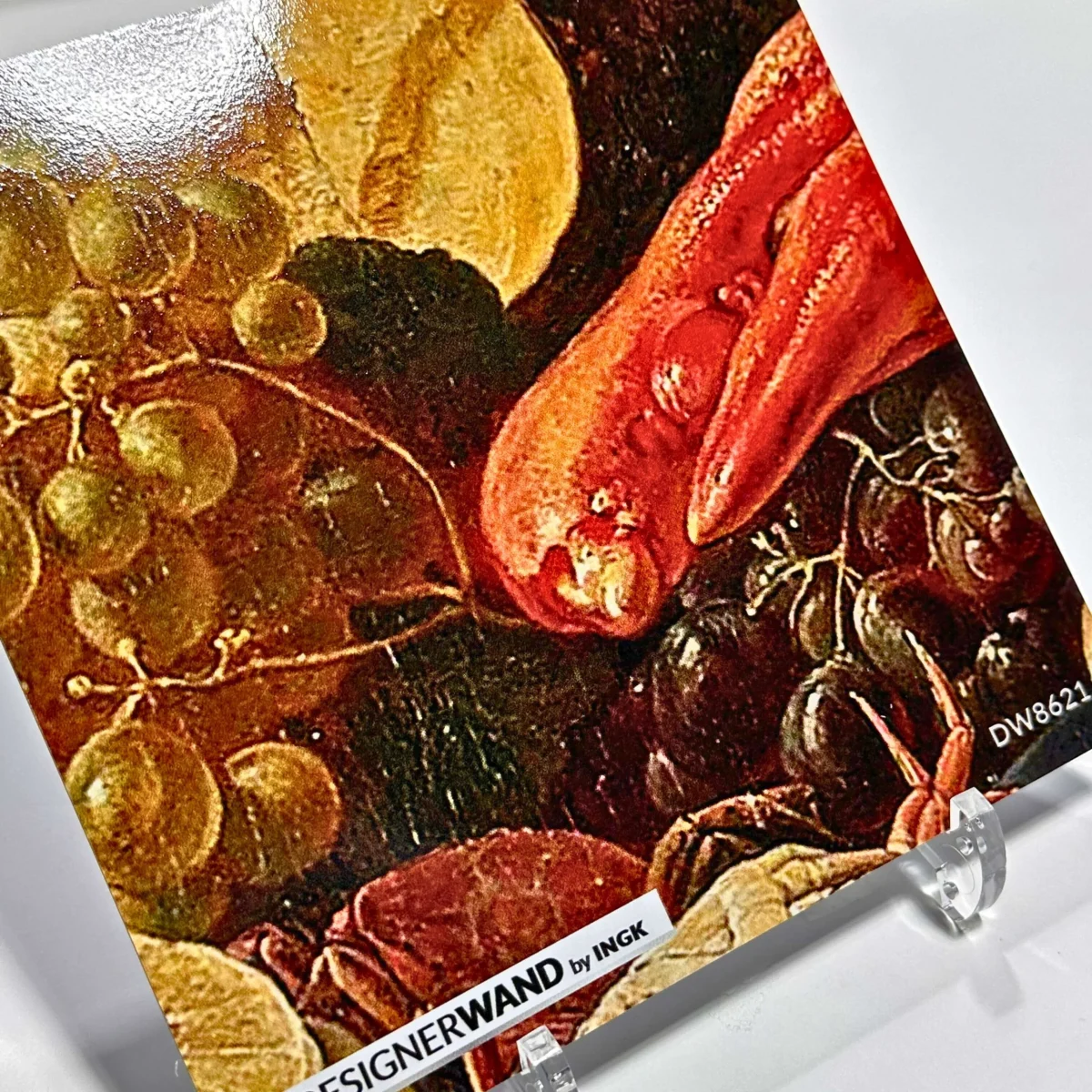 Échantillon de crédence Rijksmuseum nature morte DW8621 avec homard, fruits et plats en argent en tons chauds.