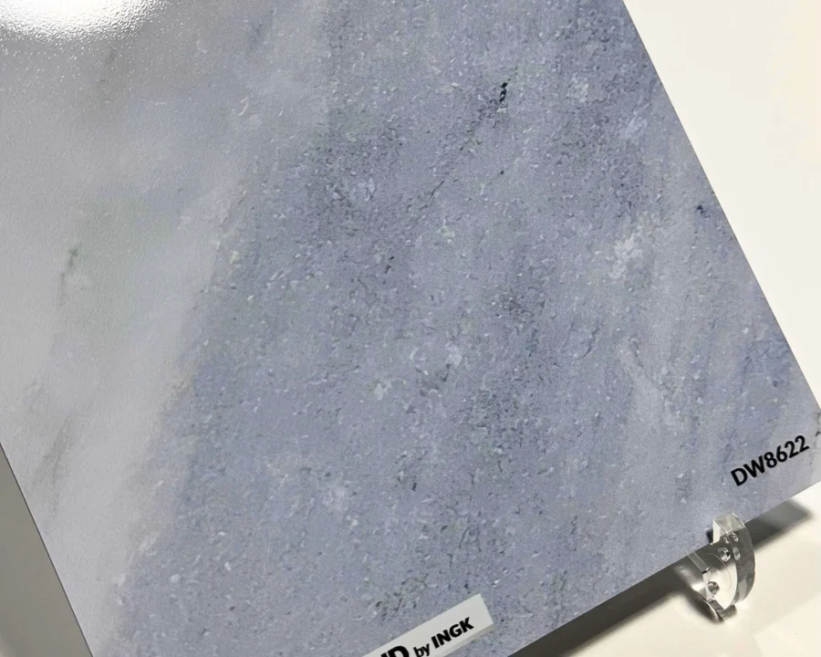 Staaltje van wit blauw marmer spatwand DW8622 met subtiele blauwe aders in wit marmerpatroon.