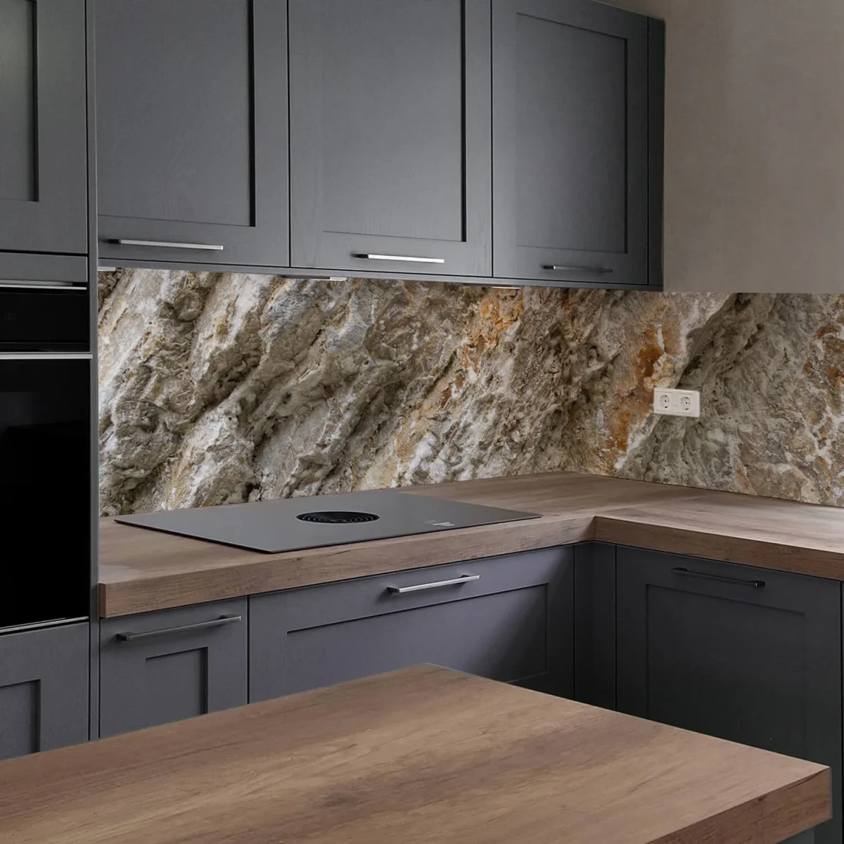Graniet rotssteen spatwand DW8623 met diagonale gesteentelagen en gouden aders in donkere keuken