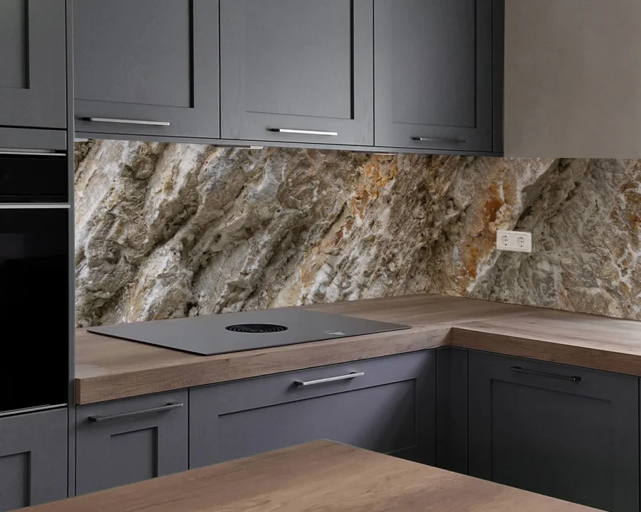 Granit-Felsstein-Küchenrückwand DW8623 mit diagonalen Gesteinsschichten und goldenen Adern in dunkler Küche