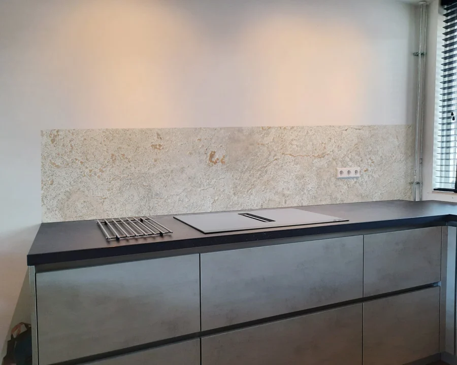 Helle Kalkstein-Küchenrückwand DW8624 in Creme- und Sandtönen hinter moderner Küche mit dunkler Arbeitsplatte
