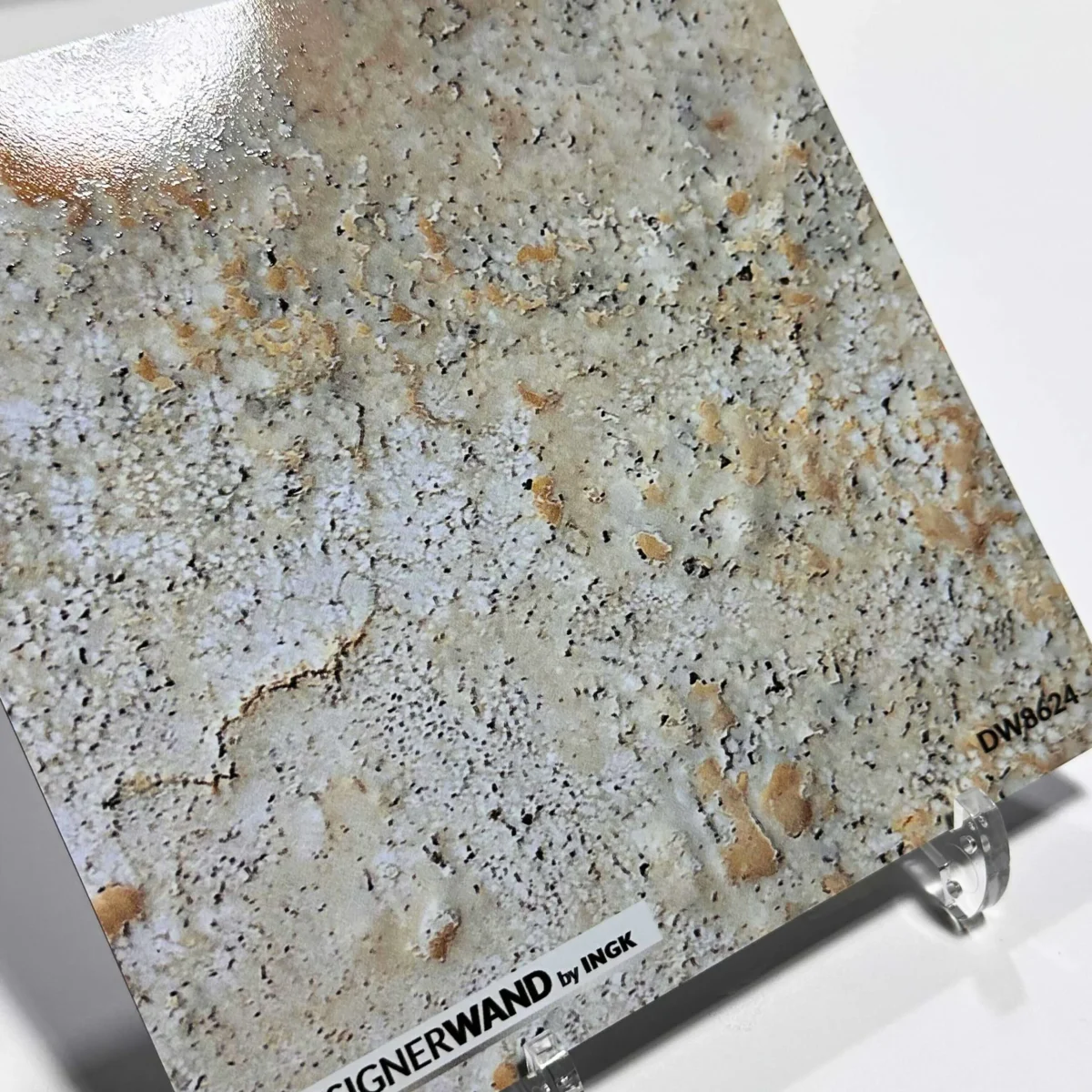 Staaltje van kalksteen spatwand DW8624 in zachte crème- en zandtinten met fijne natuurlijke nerven.