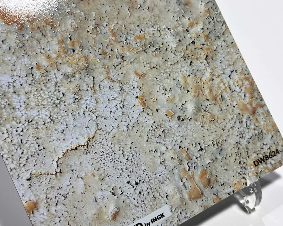 Staaltje van kalksteen spatwand DW8624 in zachte crème- en zandtinten met fijne natuurlijke nerven.