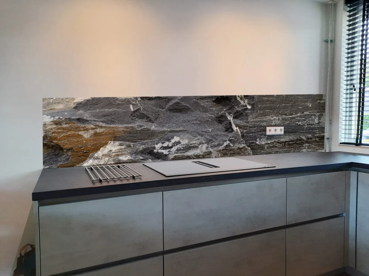 Donkere leisteen spatwand DW8625 met gelaagd rotspatroon en gouden mineraaladers in moderne keuken