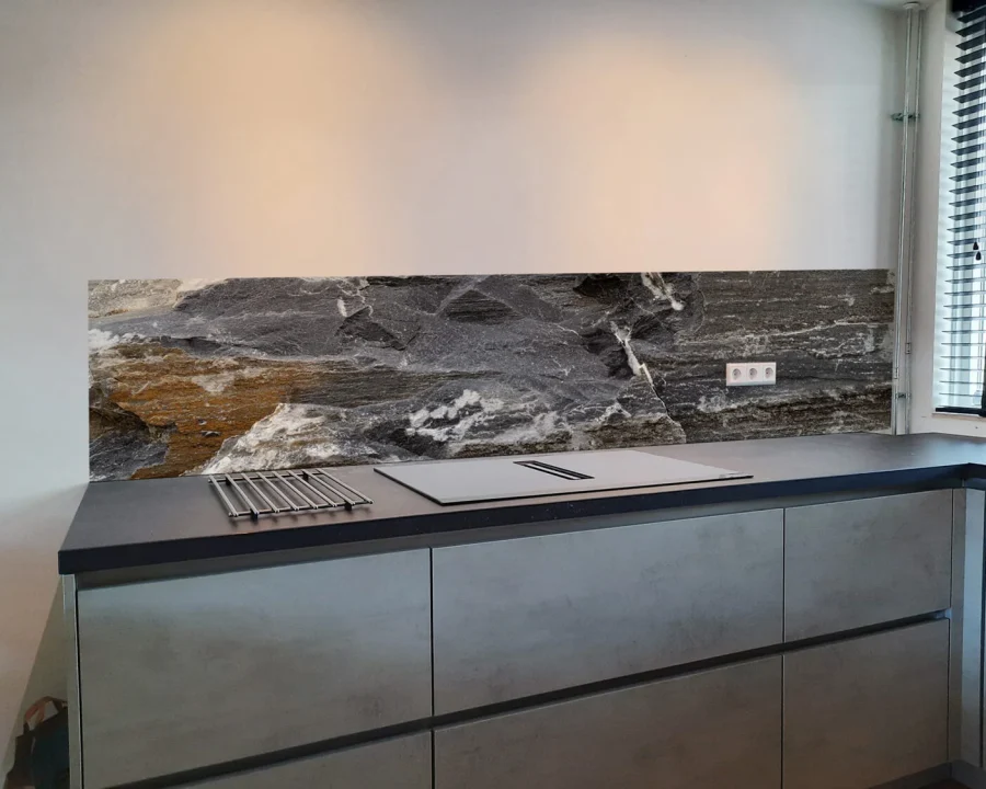 Donkere leisteen spatwand DW8625 met gelaagd rotspatroon en gouden mineraaladers in moderne keuken