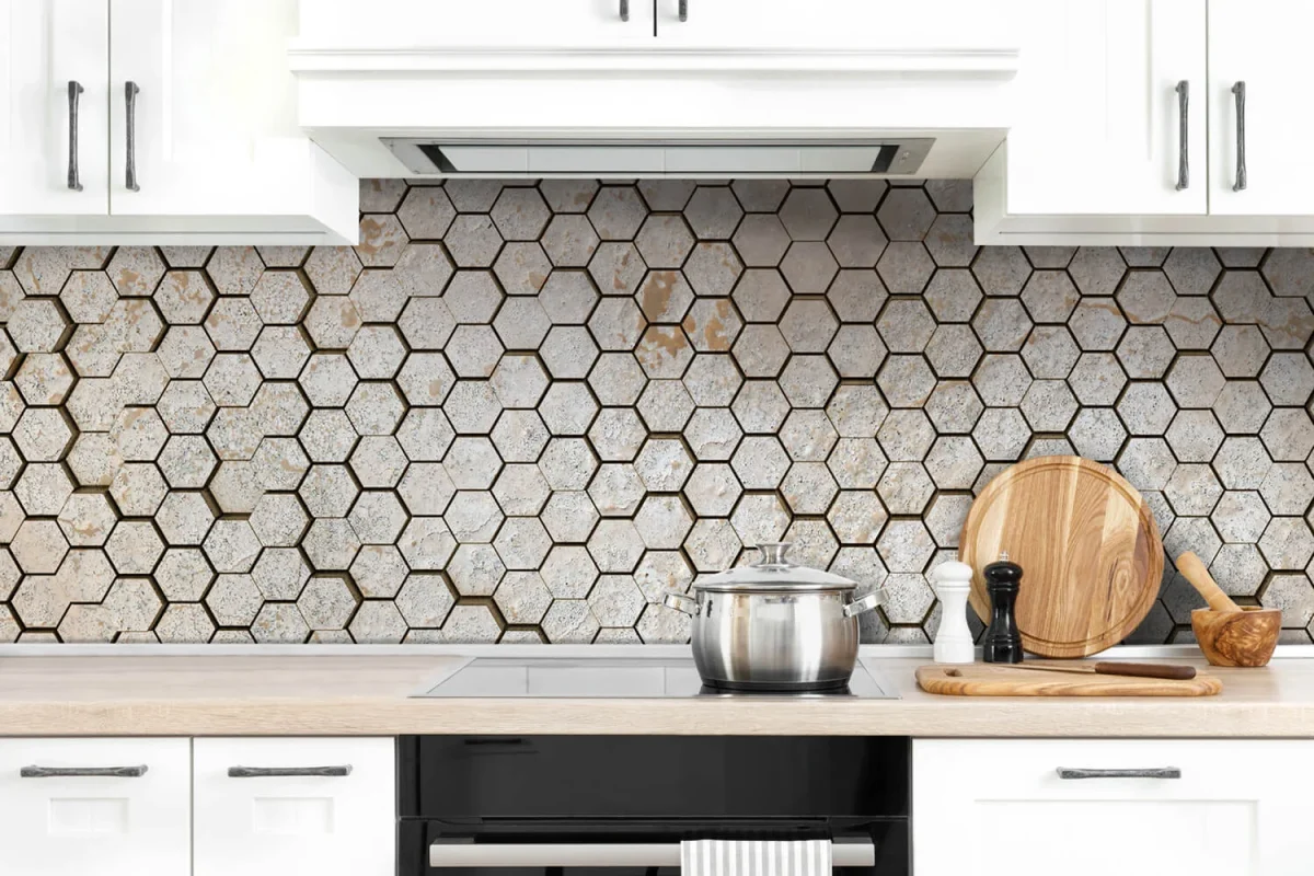 Hexagon marmerlook spatwand DW8626 met zeshoekige tegels in lichtgrijze marmertinten in witte keuken